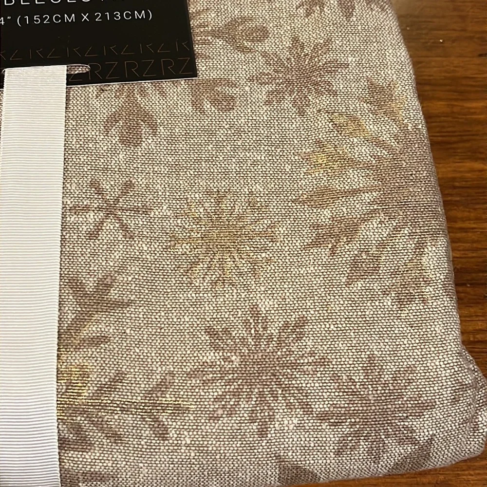 Rachael Zoe Oblong Tablecloth 60”x84” new gold snowflakes holidays